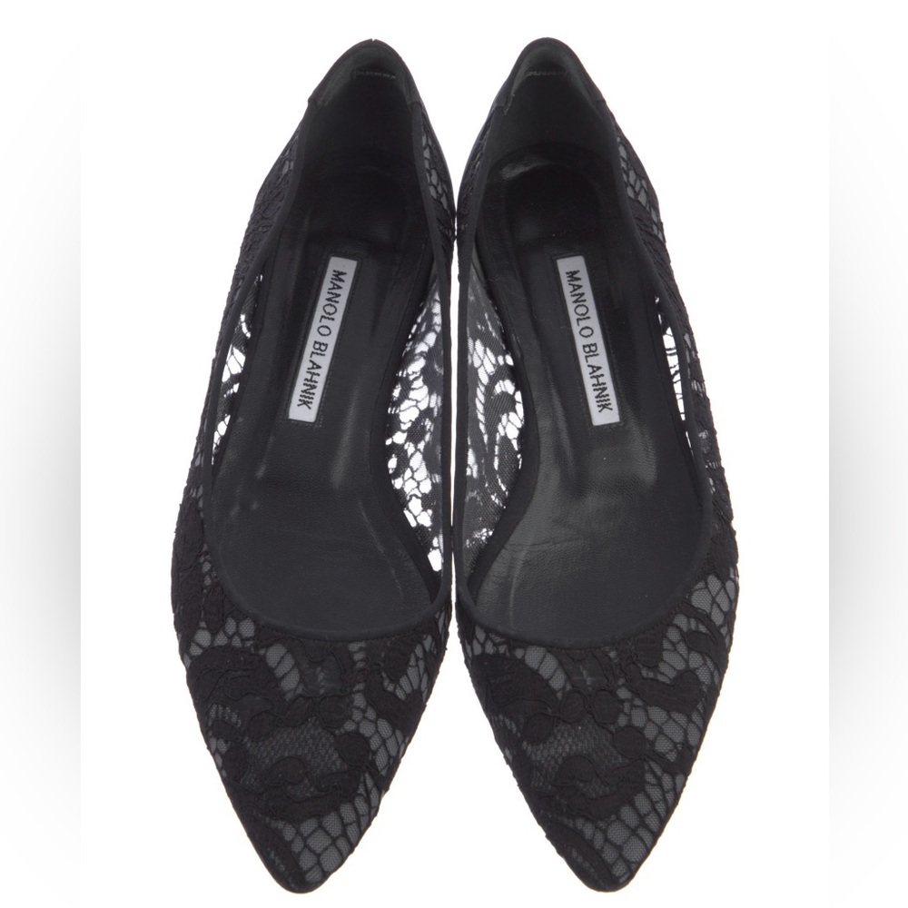 Manolo Blahnik
Black Lace Pattern Lace Trim Embellishment Flats
Size: 6.5 |